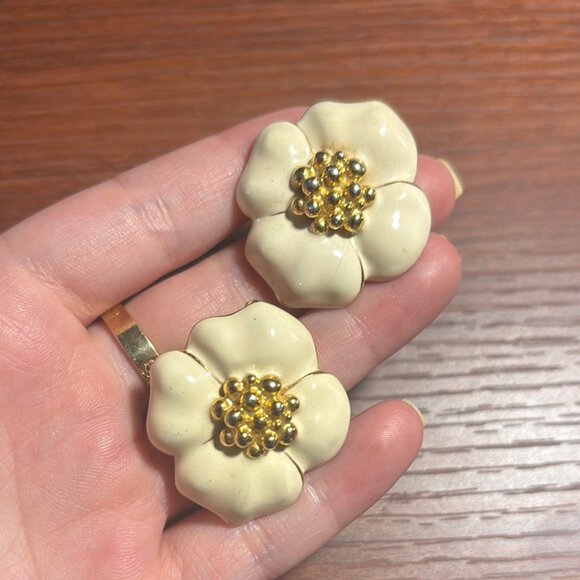 Vintage Cream Enamel Gold Tone Center Gardenia Clip On Earrings - Picture 1 of 6